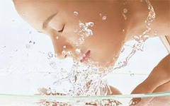 Омоложение водой. Фото с сайта wikibeauty.info Омоложение водой. Фото с сайта wikibeauty.info