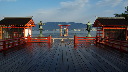 Храм острова Ицукусима. Фото с сайта worldtravelerguide.net