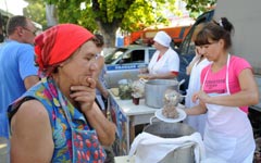 Раздача горячей еды пострадавшим в городе Крымске © РИА Новости, Илья Питалев Раздача горячей еды пострадавшим в городе Крымске © РИА Новости, Илья Питалев