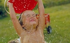 Закаливание ребенка. Фото с сайта megabook.ru Закаливание ребенка. Фото с сайта megabook.ru