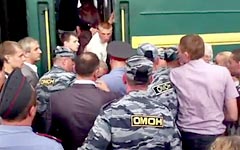 Задержание молдаванина ОМОНом на его выходе из поезда. Стоп-кадр видео с YouТube Задержание молдаванина ОМОНом на его выходе из поезда. Стоп-кадр видео с YouТube