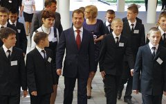 Дмитрий Медведев со школьниками © РИА Новости, Михаил Климентьев Дмитрий Медведев со школьниками © РИА Новости, Михаил Климентьев