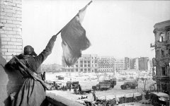 Флаг над освобожденным городом, Сталинград, 1943 год, Georgii Zelma Флаг над освобожденным городом, Сталинград, 1943 год, Georgii Zelma