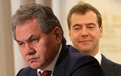 Сергей Шойгу и Дмитрий Медведев. Коллаж © KM.RU Сергей Шойгу и Дмитрий Медведев. Коллаж © KM.RU