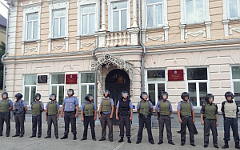 Охрана мэрии города Пугачев © РИА Новости, Дмитрий Виноградов Охрана мэрии города Пугачев © РИА Новости, Дмитрий Виноградов