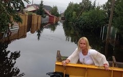 Анастасия Волочкова на затопленной улице. Фото из личного аккаунта в Twitter