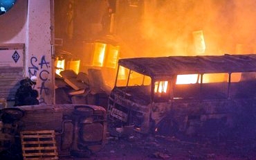 Горящие автобусы милиции на улице Грушевского. Фото из Facebook Виталия Уманца Горящие автобусы милиции на улице Грушевского. Фото из Facebook Виталия Уманца