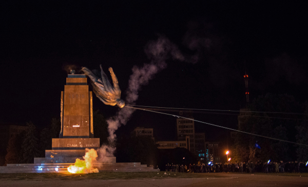 Снонс памятника Ленину в Харькове © РИА Новости, Игорь Чекачков Снонс памятника Ленину в Харькове © РИА Новости, Игорь Чекачков