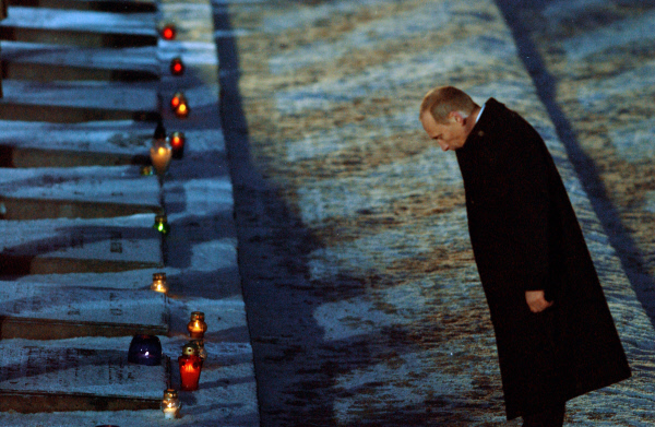 2005 год. Президент РФ Владимир Путин зажег поминальную свечу у мемориала узникам Освенцима © РИА Новости, Сергей Гунеев