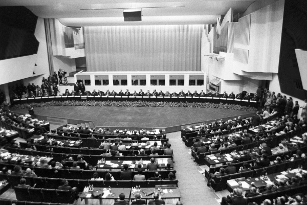 Совещание по безопасности и сотрудничеству в Европе. Руководители государств-участников подписывают Заключительный акт - Хельсинские соглашения © РИА Новости, О. Иванов