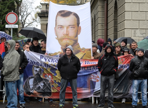 Жители Белграда во время церемонии открытия памятника последнему императору России Николаю Второму © РИА Новости, Сергей Пятаков
