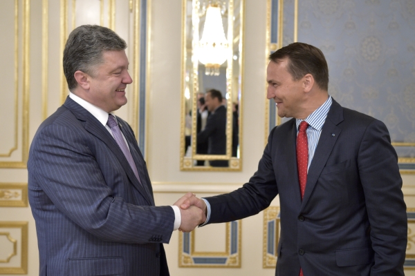 Петр Порошенко и Радослав Сикорский© РИА Новости, Николай Лазаренко