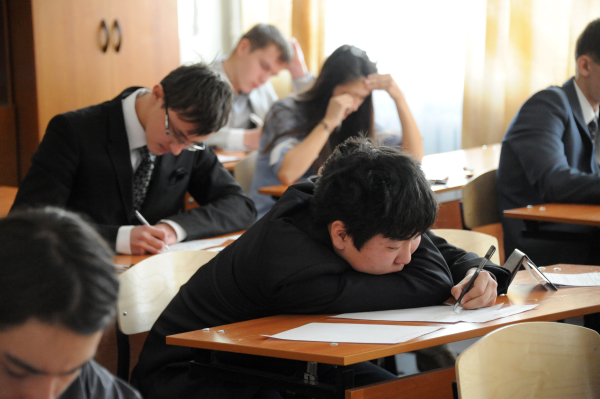 Выпускники читинской школы №4 пишут итоговое сочинение © РИА Новости, Евгений Епанчинцев