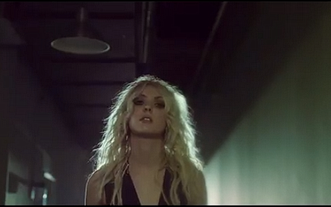 Кадр из клипа «Heaven Knows». Скриншот с YouTube