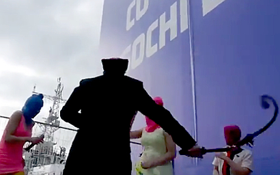 Акция Pussy Riot в Cочи. Стоп-кадр из видео в YouTube Акция Pussy Riot в Cочи. Стоп-кадр из видео в YouTube