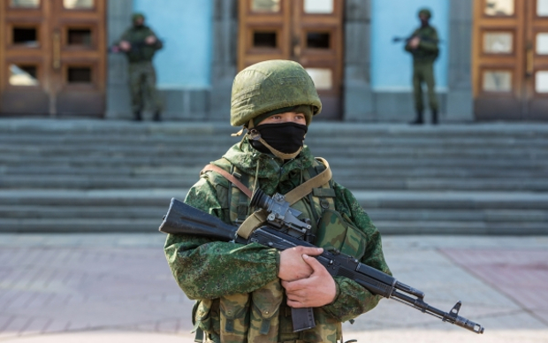 Военный у здания Верховного совета Крыма © РИА Новости, Андрей Стенин