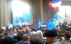 Митинг крымских татар в Симферополе. Фото пользователя Twitter @herwighoeller Митинг крымских татар в Симферополе. Фото пользователя Twitter @herwighoeller