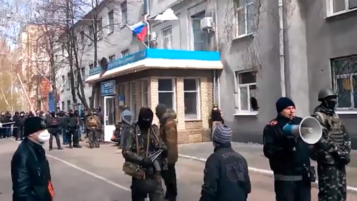 Здание МВД в Славянске. Стоп-кадр с видео в YouTube Здание МВД в Славянске. Стоп-кадр с видео в YouTube