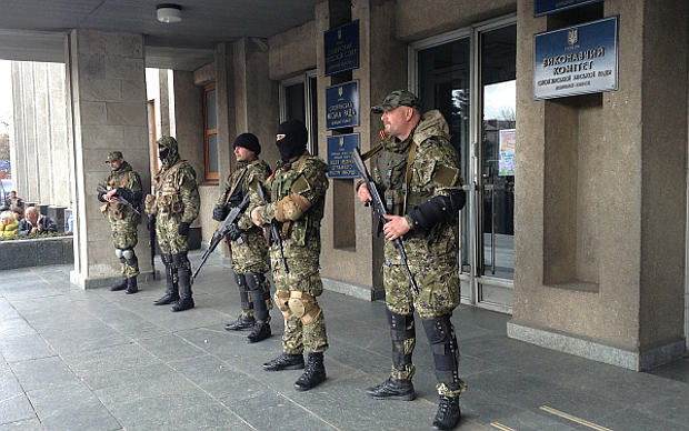 Сторонники референдума за федерализацию Украины у входа в здание городской администрации Славянска © РИА Новости Сторонники референдума за федерализацию Украины у входа в здание городской админ