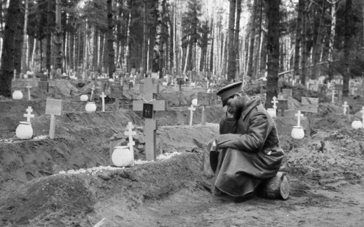 Солдат у могилы на братском кладбище. Первая мировая война © РИА Новости Солдат у могилы на братском кладбище. Первая мировая война © РИА Новости