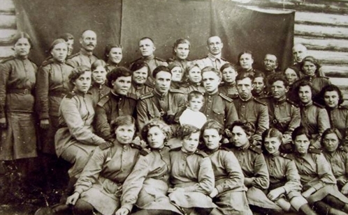 Женский взвод (г. Алатырь, 1943 год). Фото предоставлено автором Женский взвод (г. Алатырь, 1943 год). Фото предоставлено автором