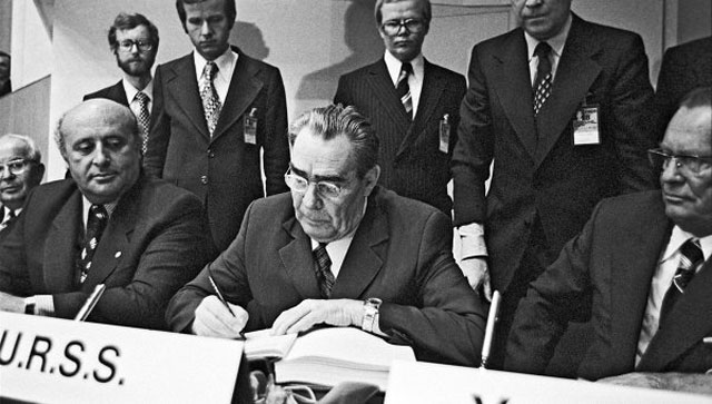 Л.И.Брежнев подписывает заключительный акт Совещания по безопасности и сотрудничеству в Европе. Фото с сайта interaffairs.ru