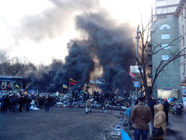 Февральские беспорядки в центре Киева. Фото пользователя Твиттера @silyakov Февральские беспорядки в центре Киева. Фото пользователя Твиттера @silyakov