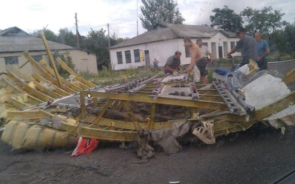 Обломки «Боинг-777». Фото пользователя Twitter @aviastudent Обломки «Боинг-777». Фото пользователя Twitter @aviastudent