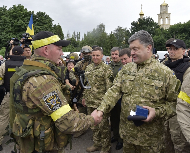 Петр Порошенко (справа). Фото с сайта president.gov.ua