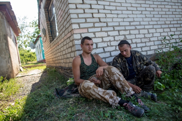 Бойцы народного ополчения допрашивают пленных украинских военных © РИА Новости, Андрей Стенин
