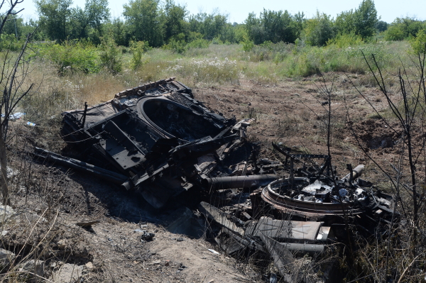 Сгоревший танк украинской армии у въезда в Донецк © РИА Новости, Михаил Воскресенский