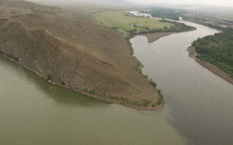 Слияние Большого Енисея и Малого Енисея около Кызыла. Фото с сайта wikimedia.org Слияние Большого Енисея и Малого Енисея около Кызыла. Фото с сайта wikimedia.org