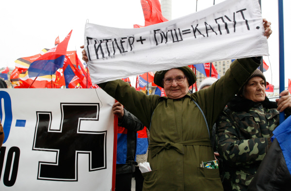 Акция протеста жителей Киева против интеграции Украины в НАТО и визита президента США Джорджа Буша. 2008 год © РИА Новости, Сергей Старостенко