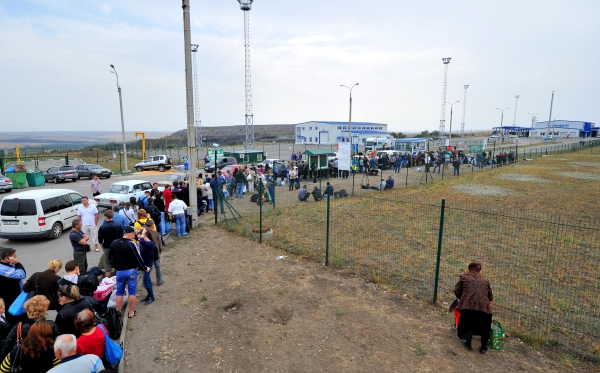 Украинские беженцы на пограничном переходе в Ростовской области © РИА Новости, Сергей Пивоваров