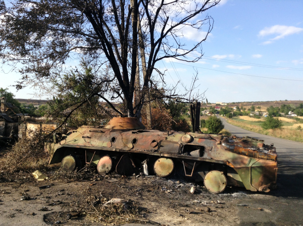 Сгоревшая украинская военная техника в селе Новоекатериновка Старобешевского района Донецкой области © РИА Новости