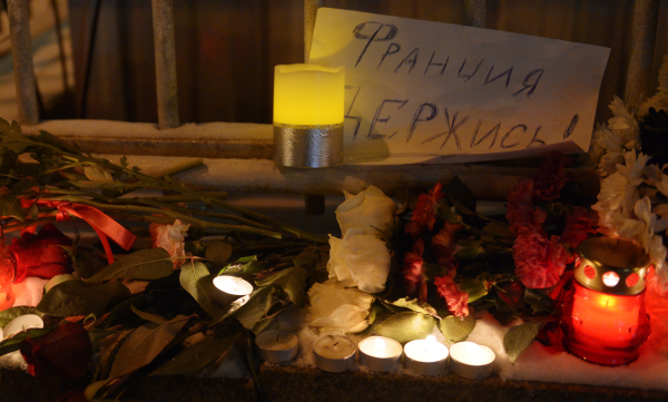 Цветы и свечи у посольства Франции в Москве в знак солидарности по поводу гибели журналистов Charlie Hebdo © РИА Новости, Евгений Биятов