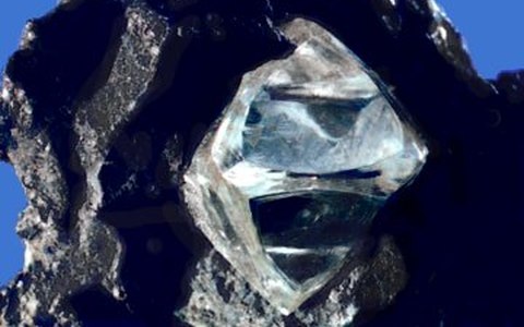 Алмаз в материнской породе. Фото с сайта wikimedia.org Алмаз в материнской породе. Фото с сайта wikimedia.org