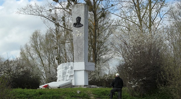 Памятник Ивану Черняховскому в польском городе Пененжно. Фото с сайта radiopolsha.pl