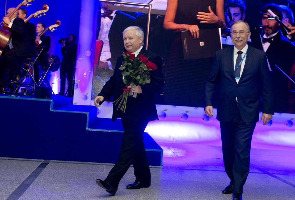 Лидер ПиС Ярослав Качиньский (с букетом). Фото с сайта pis.org.pl