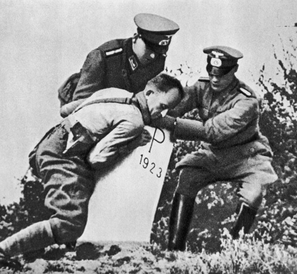 Гитлеровцы уничтожают пограничные знаки на польско-германской границе. Репродукция из книги "Вторая мировая война 1939-1945 годы" © РИА Новости
