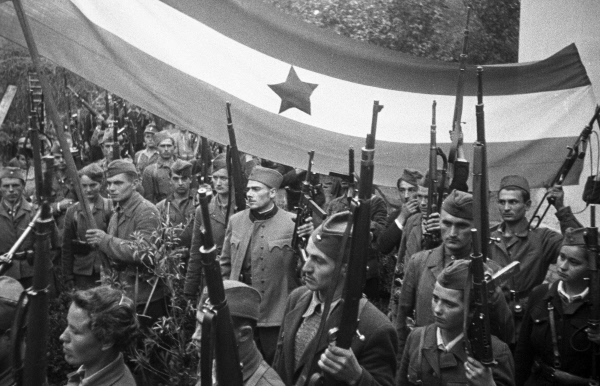 Югославские партизаны несут знамя © РИА Новости, Федор Левшин