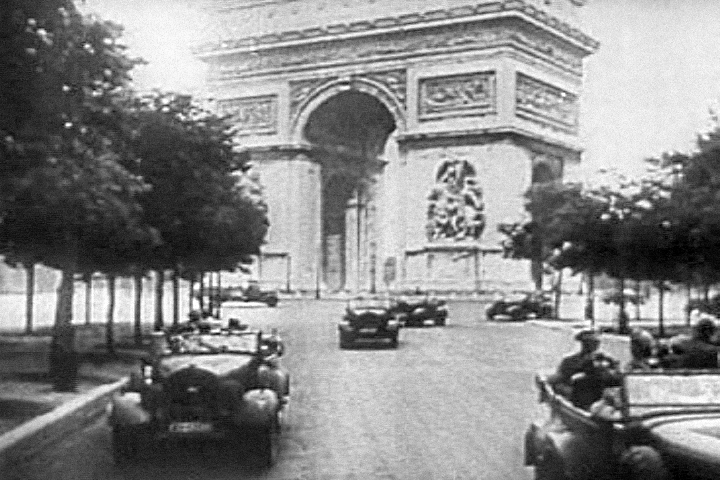 Немецкий военный парад на Елисейских полях. Фото Frank Capra с сайта wikimedia.org