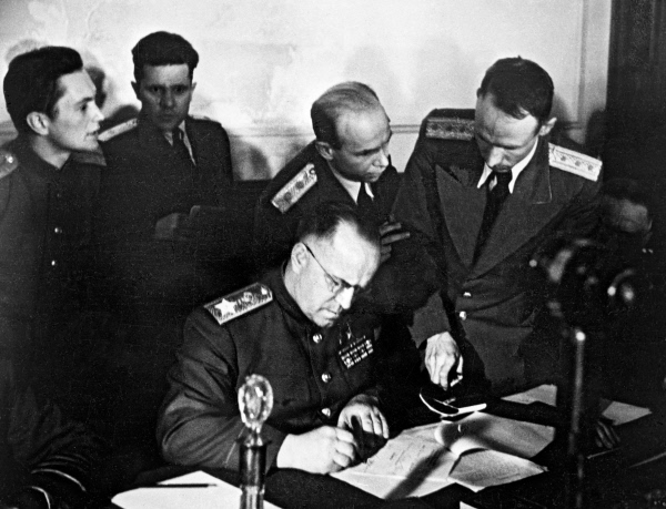 Маршал Советского Союза Г.К.Жуков подписывает Акта о безоговорочной капитуляции гитлеровской Германии. 8 мая 1945 года. Карлсхорст. Германия. © РИА Новости, Анатолий Морозов