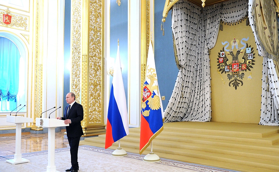 Владимир Путин выступает на приёме в честь выпускников высших военных учебных заведений.Фото пресс-службы Президента России