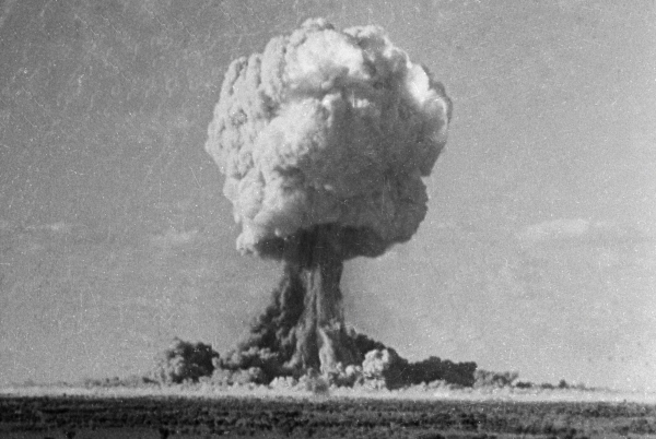 Атомный взрыв в США. Кадр из кинофильма "ХХ век" © РИА Новости