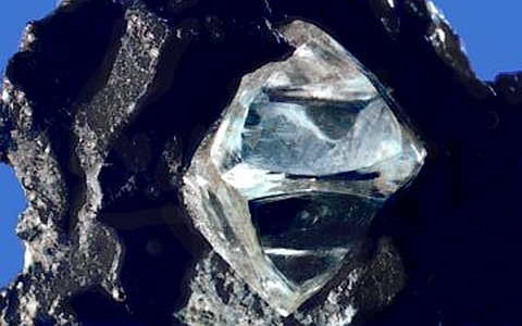 Алмаз в материнской породе. Фото с сайта wikimedia.org Алмаз в материнской породе. Фото с сайта wikimedia.org