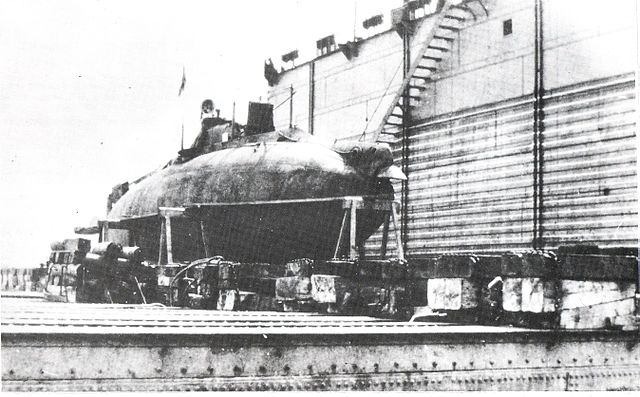 Подводная лодка "Сом" в плавучем доке. Фото с сайта wikimedia.org