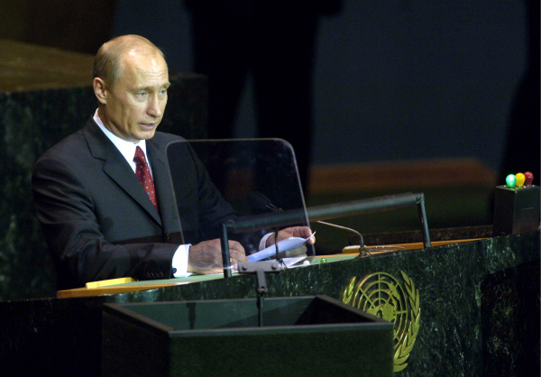 Владимир Путин во время выступления на сессии Генеральной ассамблеи ООН в Нью-Йорке, 2005 год © РИА Новости, Сергей Гунеев