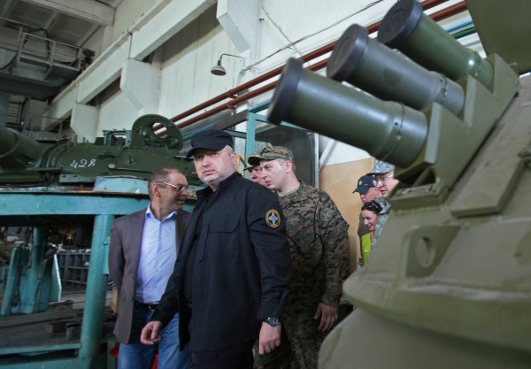 Секретарь СНБО Украины Александр Турчинов (в центре) во время посещения Киевского бронетанкового завода © РИА Новости, Михаил Маркив