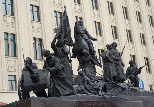 Монумент, посвященный Первой мировой войне перед зданием министерства обороны России на Фрунзенской набережной в Москве © РИА Новости, Евгений Биятов